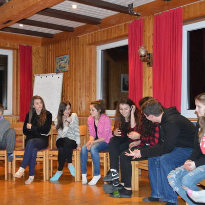 Bild vergrößern: Jugendliche sitzend im Kreis
